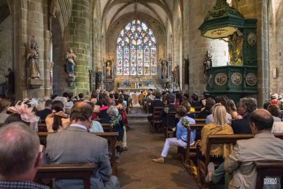Messe de mariage en l'église Saint-Ronan de Locronan - photographe Nathalie Courau Roudier