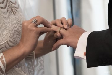 Messe de mariage : l'échange des alliances - photographe Nathalie Courau Roudier