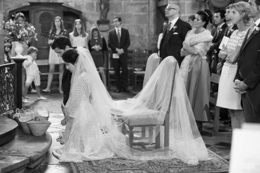 Messe de mariage à Douarnenez : les mariés à genoux - photographe Nathalie Courau Roudier