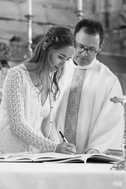 Messe de mariage : signature des registres - photographe Nathalie Courau Roudier