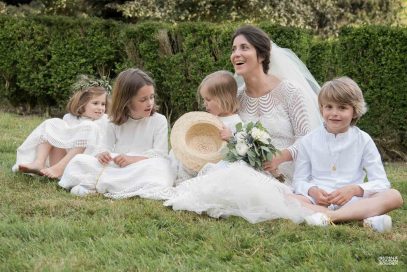 Photos de mariage : la mariée et ses enfants d'honneur - photographe Nathalie Courau Roudier