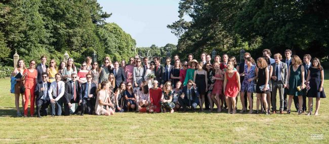 mariage : photo générale des amis des mariés - photographe Nathalie Courau Roudier