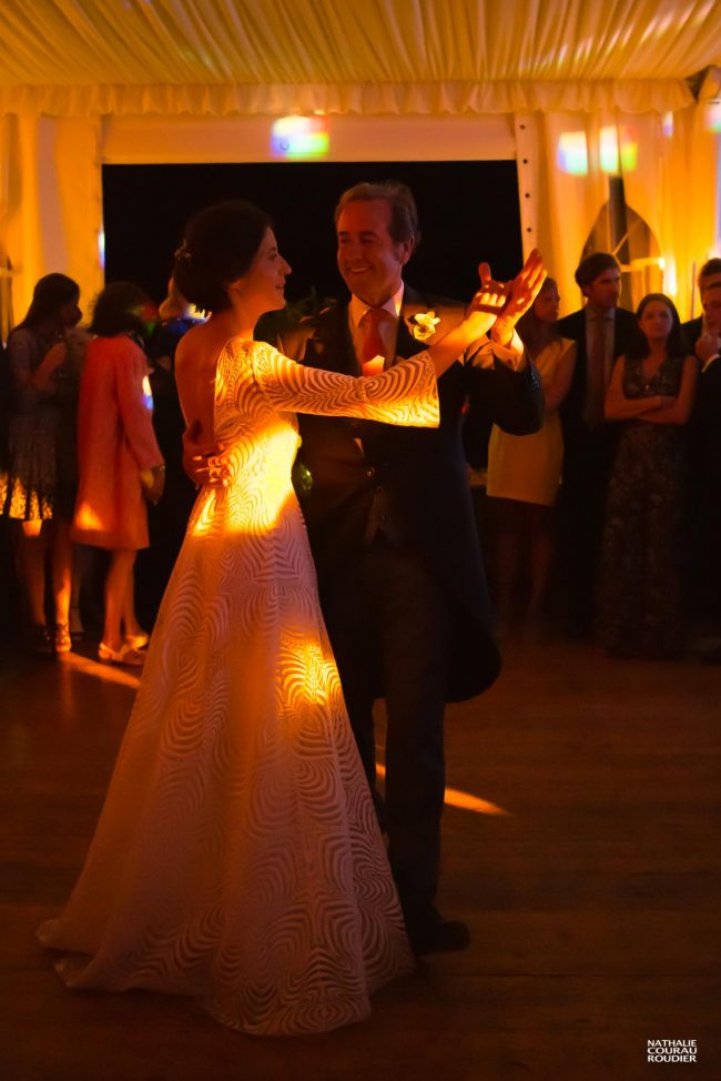 Ouverture du bal de mariage par la mariée et son papa - photographe Nathalie Courau Roudier