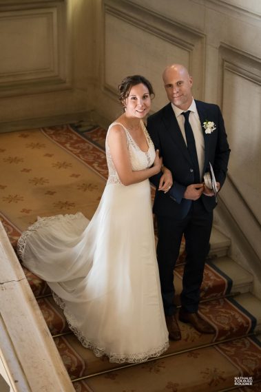 Portrait des mariés dans l'escalier d'honneur de la mairie de Neuilly sur Seine