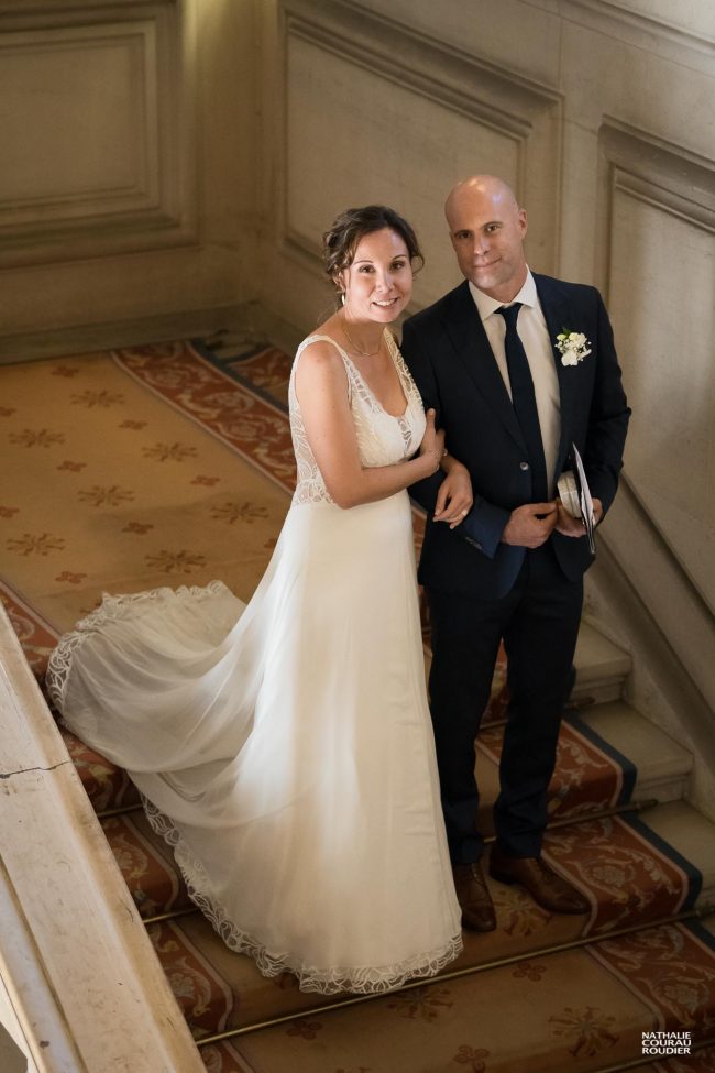 Portrait des mariés dans l'escalier d'honneur de la mairie de Neuilly sur Seine