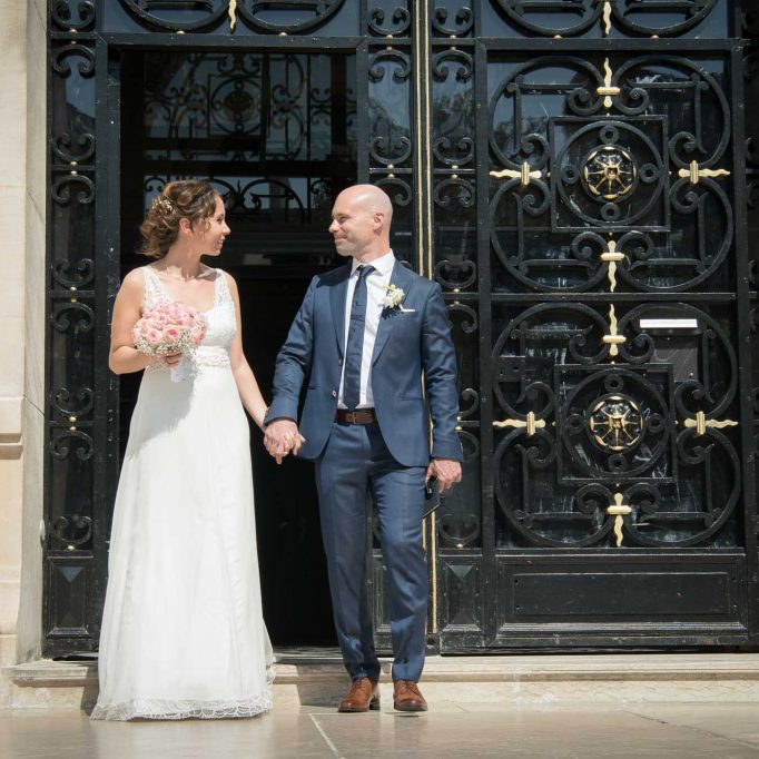 Mariage à Neuilly sur Seine, sortie de la mairie - photographe Nathalie Courau Roudier