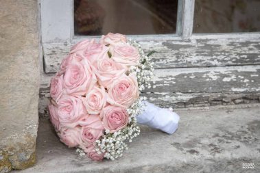 Bouquet de mariée en roses roses - photographe Nathalie Courau Roudier