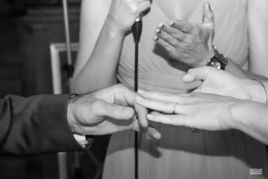 Cérémonie de mariage : échange des alliances - photographe Nathalie Courau Roudier