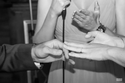 Cérémonie de mariage : échange des alliances - photographe Nathalie Courau Roudier