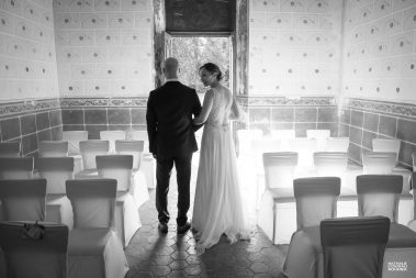 Cérémonie de mariage : les mariés sortent en dernier - photographe Nathalie Courau Roudier