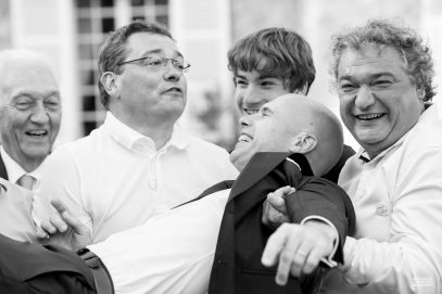 cocktail de mariage, le marié porté par ses témoins - photographe Nathalie Courau Roudier