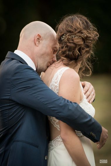 Cocktail de mariage : baiser volé - photographe Nathalie Courau Roudier