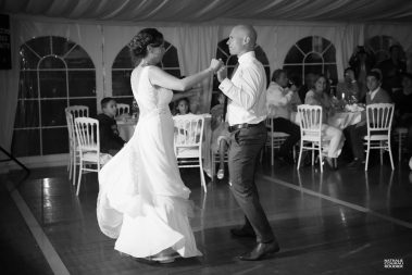 Soirée de mariage : les mariés ouvrent le bal - photographe Nathalie Courau Roudier