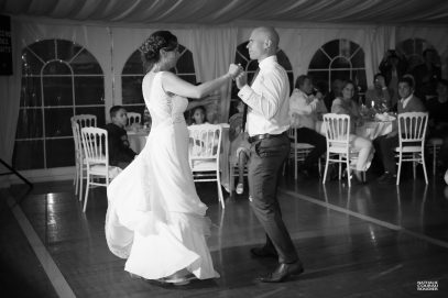 Soirée de mariage : les mariés ouvrent le bal - photographe Nathalie Courau Roudier