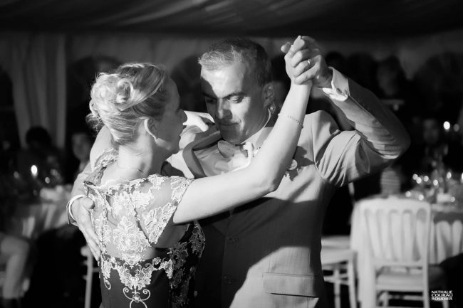 Valse pendant une soirée de mariage - photographe Nathalie Courau Roudier