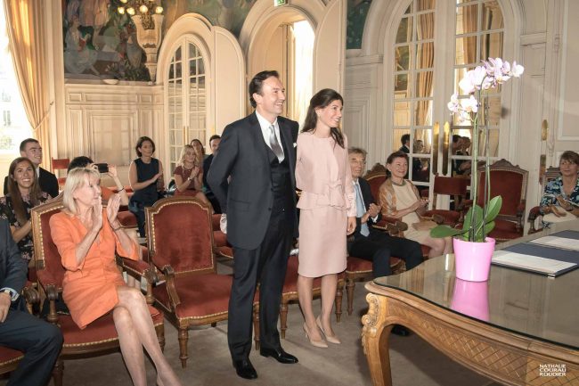 Mariage à la mairie de Neuilly sur Seine, l'assistance applaudit l'arrivée du maire. - photographe Nathalie Courau Roudier