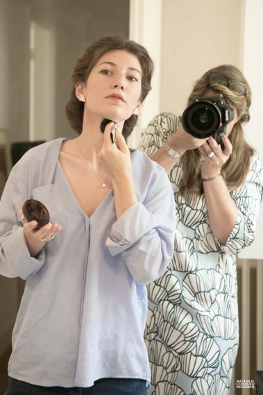 Mariée en plein maquillage et sa photographe - photographe Nathalie Courau Roudier