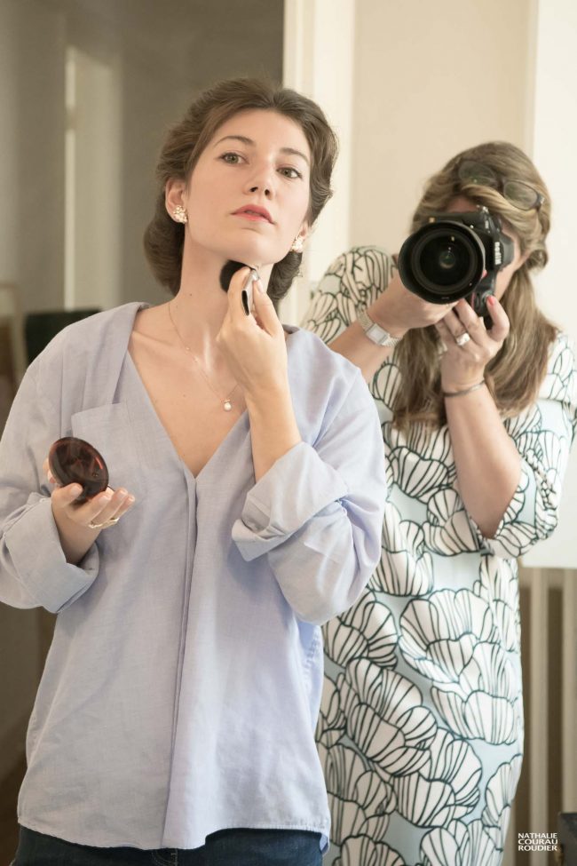 Mariée en plein maquillage et sa photographe - photographe Nathalie Courau Roudier