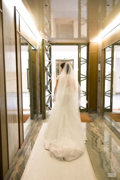 Mariage à Paris : la mariée dans le hall de son immeuble en route pour l'église - photographe Nathalie Courau Roudier