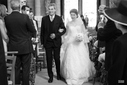 Mariage à Paris : entrée de la mariée au bras de son papa - photographe Nathalie Courau Roudier