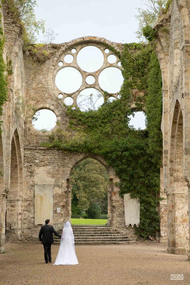 Les mariés à l'Abbaye des Vaux de Cernay - photographe Nathalie Courau-Roudier