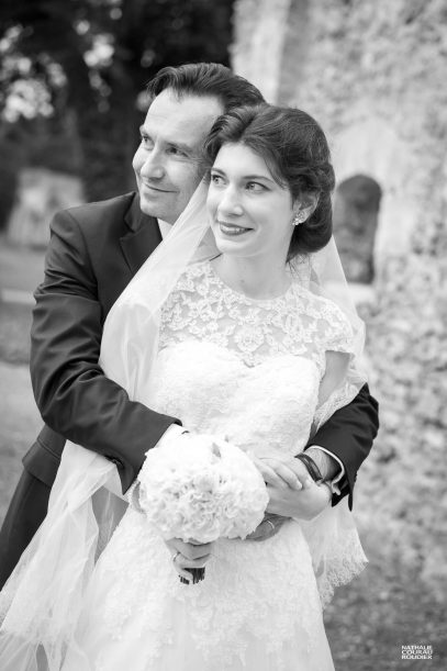 Portrait des mariés. Mariage à l'Abbaye des Vaux de Cernay - photographe Nathalie Courau-Roudier