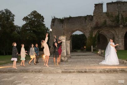 Lancer du bouquet de la mariée. Réception de mariage à l'Abbaye des Vaux de Cernay - photographe Nathalie Courau-Roudier