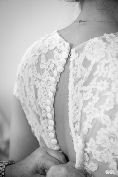 Détail de la robe de la mariée - photographe Nathalie Courau-Roudier