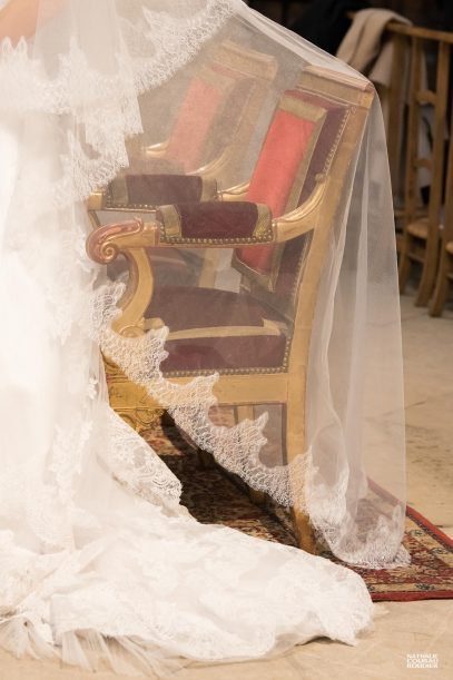 Détail du voile de la mariée pendant une messe de mariage - photographe Nathalie Courau-Roudier