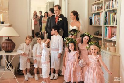 Mariage à Noirmoutier : les mariés et leur cortège avant la messe - photographe Nathalie Courau-Roudier