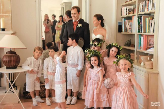 Mariage à Noirmoutier : les mariés et leur cortège avant la messe - photographe Nathalie Courau-Roudier