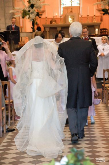 Entrée de la mariée dans l'église de Noirmoutier - photographe Nathalie Courau-Roudier