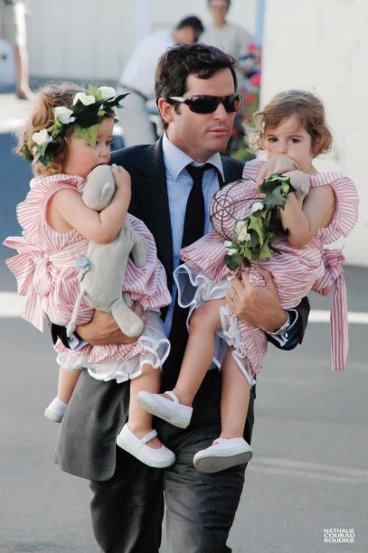 Mariage à Noirmoutier - un papa tient deux demoiselles d'honneur dans ses bras - photographe Nathalie Courau Roudier
