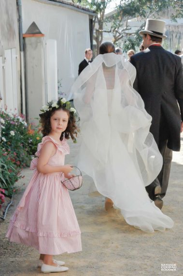 Mariage à noirmoutier - une demoiselle d'honneur suit les mariés - photographe Nathalie Courau-Roudier
