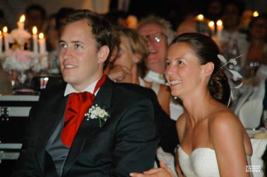 Mariage à Noirmoutier - les mariés pendant les discours Mariage à noirmoutier - Mariés sur l'estacade de la plage des Dames - photographe Nathalie Courau-Roudier
