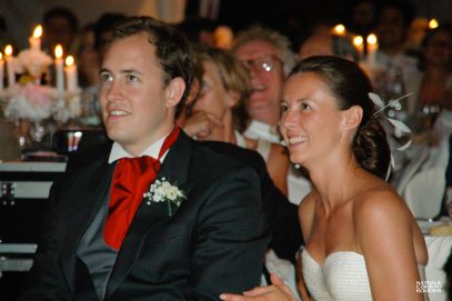 Mariage à Noirmoutier - les mariés pendant les discours Mariage à noirmoutier - Mariés sur l'estacade de la plage des Dames - photographe Nathalie Courau-Roudier