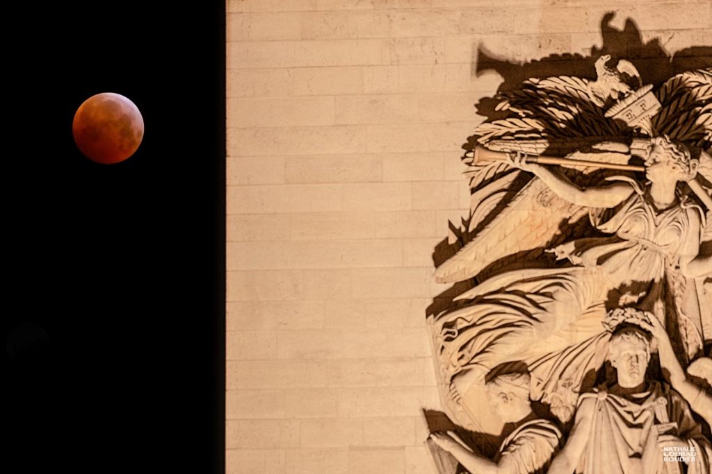 Le Renommée salue l'éclipse. 21 janvier 2019, 6h13. Sculpture "Le triomphe de 1810" de Jean-Pierre Cortot