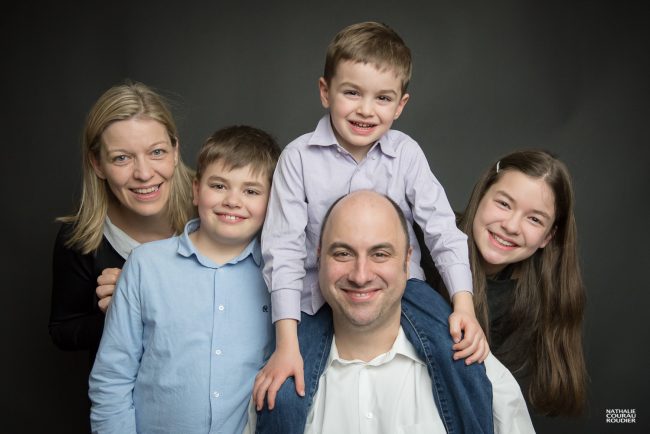 Photo de famille en studio sur fond noir