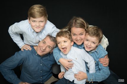 Photo studio de famille en bleu sur fond noir