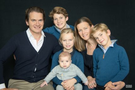 Photo de famille en studio sur fond noir