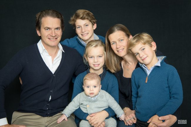 Photo de famille en studio sur fond noir