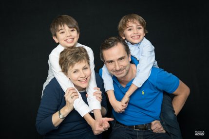 Photo de famille en studio sur fond noir