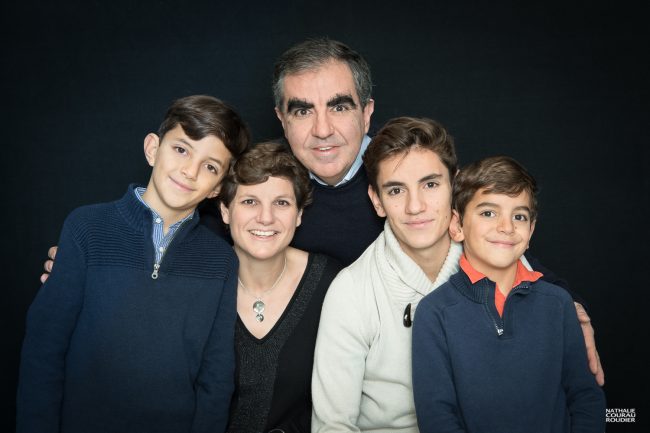 Photo de famille en studio sur fond noir