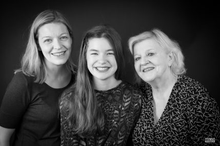 Photo de famille en studio sur fond noir en noir et blanc