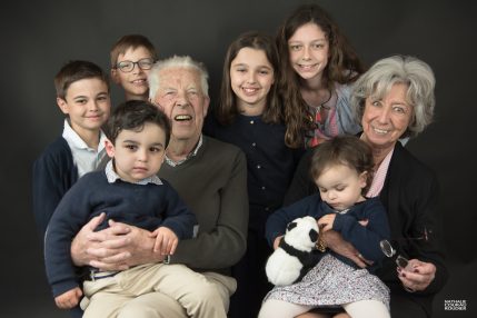 Photo de famille avec les grands-parents en studio sur fond noir