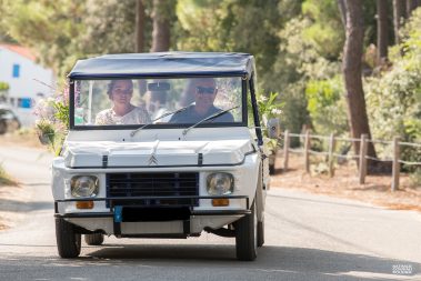 Mariage en Méhari à Noirmoutier - Mariage à noirmoutier - Mariés sur l'estacade de la plage des Dames - photographe Nathalie Courau-Roudier