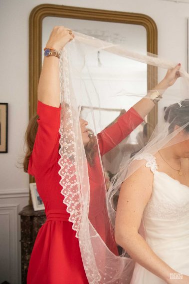Mariage à Paris, pose du voile de la mariée - photographe Nathalie Courau Roudier