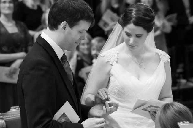 Messe de mariage : la mariée passe l'alliance à son mari - Photographe Nathalie Courau-Roudier