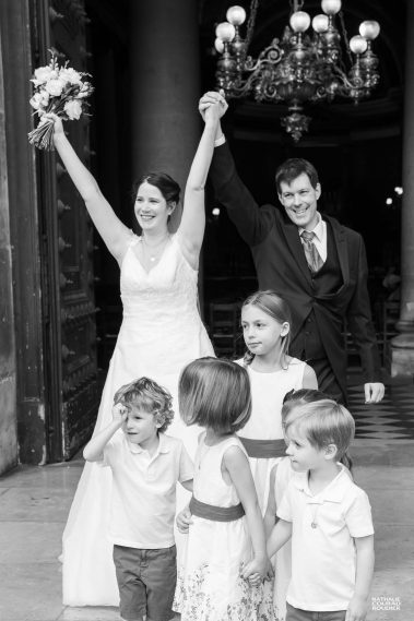 Les mariés sortent de l'église Notre-Dame de Lorette - photographe Nathalie Courau Roudier