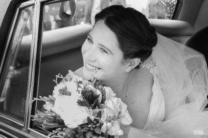 Sortie de la messe : portrait de la mariée dans sa voiture - Photographe Nathalie Courau-Roudier